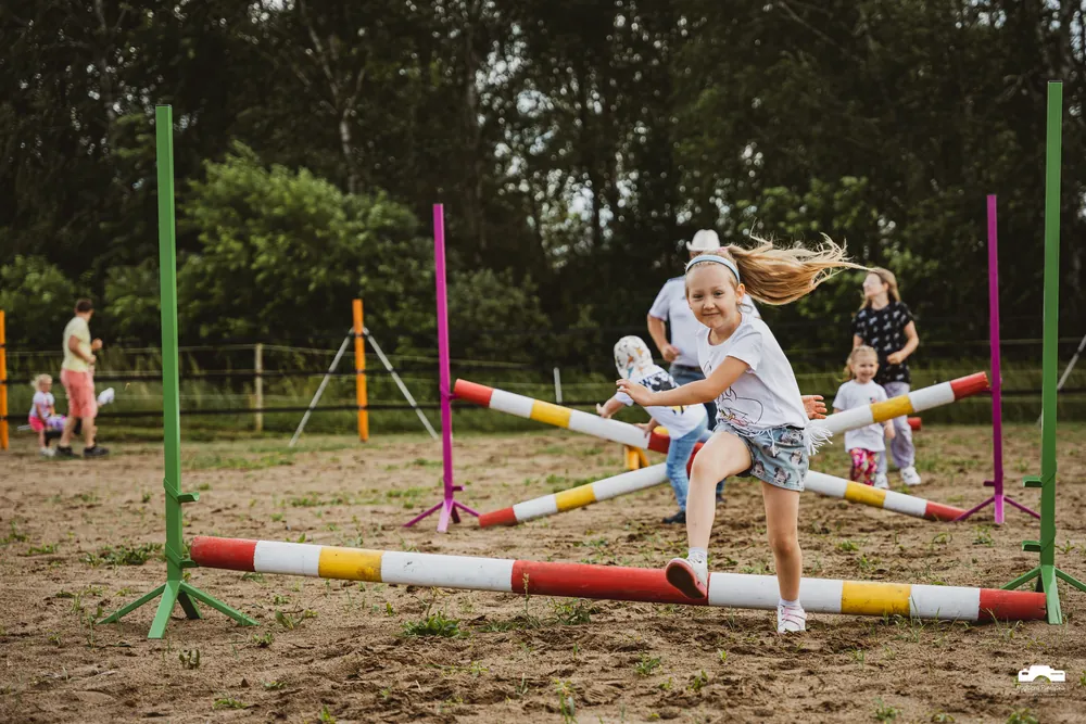 Dziewczynka pokonuje tor przeszkód podczas półkolonii